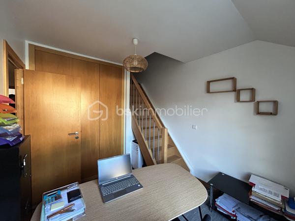 Maison familiale d'exception (2009) : 4 chambres dont suite parentale et mezzanine, jardin & garage – Limeil-Brévannes

Jérôme DREUMONT du réseau BSK Immobilier vous propose  (en exclusivité) ce bien coup de coeur 

Offrant un cadre de vie idéal pour une famille, découvrez cette belle maison mitoyenne d'un seul côté (côté garage), offrant 102 m² habitables (116 m² au sol). 
Située au calme dans une résidence privée, fermée et sécurisée, elle séduit par son agencement optimal, ses prestations soignées et sa proximité immédiate avec les écoles, transports et commerces.

🌿 Au rez-de-chaussée : Pièce de vie & Jardin
Entrée accueillante avec premier WC indépendant.

Double salon-séjour lumineux donnant sur le coin cuisine.

Accès direct à la terrasse ensoleillée et au jardin clos de plus de 100 m².

Accès intérieur au garage fermé de 15 m².

🛏️ Au 1er étage : L'espace nuit complet (4 pièces + commodités)
Une suite parentale (plus de 11 m²) avec sa salle d'eau privative attenante et placards intégrés (sur mesure).

2 autres chambres lumineuses.

Une 4e pièce polyvalente (anciennement 4e chambre, actuellement aménagée en bureau) avec placards sur mesure, équipée d'un escalier menant à une mezzanine privée de 16,50 m² au sol.

Une grande salle de bain familiale avec double vasque.

Un deuxième WC indépendant.

🚗 Extérieurs & Stationnement :
Jardin privatif sans vis-à-vis direct avec terrasse.

Garage fermé (15 m²) + 2 places de parking privatives devant la maison.

📍 Emplacement idéal pour la vie de famille :
Écoles : Maternelle et primaire Anatole France à 5 min à pied, collège à 7-8 min.

Transports : Bus 427 et 428 à proximité, accès rapide au Câble C1 (Câble A1)

Commerces : Petit Auchan à 650 m, Lidl à moins d'1 km.

🛠️ Diagnostics & Équipements irréprochables :
DPE : Classe C (Excellente isolation, dépenses estimées entre 1 280 € et 1 790 €/an).

Construction récente (2009) : Double vitrage, chauffage individuel au gaz.

Zéro anomalie : Installations électrique et gaz parfaitement conformes.

Assainissement conforme.

💡 L'avis du professionnel :
Une maison particulièrement fonctionnelle où tout le pôle nuit et travail se trouve réuni au 1er étage, complété par le volume coup de cœur de la mezzanine. Entre l'absence totale d'anomalies techniques et la classe DPE C, c'est un bien « clé en main ».

Soyez les premiers à la visiter!