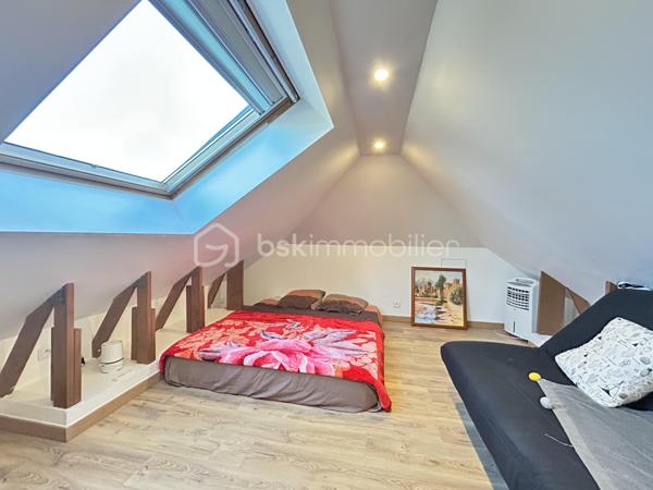 Maison familiale d'exception (2009) : 4 chambres dont suite parentale et mezzanine, jardin & garage – Limeil-Brévannes

Jérôme DREUMONT du réseau BSK Immobilier vous propose  (en exclusivité) ce bien coup de coeur 

Offrant un cadre de vie idéal pour une famille, découvrez cette belle maison mitoyenne d'un seul côté (côté garage), offrant 102 m² habitables (116 m² au sol). 
Située au calme dans une résidence privée, fermée et sécurisée, elle séduit par son agencement optimal, ses prestations soignées et sa proximité immédiate avec les écoles, transports et commerces.

🌿 Au rez-de-chaussée : Pièce de vie & Jardin
Entrée accueillante avec premier WC indépendant.

Double salon-séjour lumineux donnant sur le coin cuisine.

Accès direct à la terrasse ensoleillée et au jardin clos de plus de 100 m².

Accès intérieur au garage fermé de 15 m².

🛏️ Au 1er étage : L'espace nuit complet (4 pièces + commodités)
Une suite parentale (plus de 11 m²) avec sa salle d'eau privative attenante et placards intégrés (sur mesure).

2 autres chambres lumineuses.

Une 4e pièce polyvalente (anciennement 4e chambre, actuellement aménagée en bureau) avec placards sur mesure, équipée d'un escalier menant à une mezzanine privée de 16,50 m² au sol.

Une grande salle de bain familiale avec double vasque.

Un deuxième WC indépendant.

🚗 Extérieurs & Stationnement :
Jardin privatif sans vis-à-vis direct avec terrasse.

Garage fermé (15 m²) + 2 places de parking privatives devant la maison.

📍 Emplacement idéal pour la vie de famille :
Écoles : Maternelle et primaire Anatole France à 5 min à pied, collège à 7-8 min.

Transports : Bus 427 et 428 à proximité, accès rapide au Câble C1 (Câble A1)

Commerces : Petit Auchan à 650 m, Lidl à moins d'1 km.

🛠️ Diagnostics & Équipements irréprochables :
DPE : Classe C (Excellente isolation, dépenses estimées entre 1 280 € et 1 790 €/an).

Construction récente (2009) : Double vitrage, chauffage individuel au gaz.

Zéro anomalie : Installations électrique et gaz parfaitement conformes.

Assainissement conforme.

💡 L'avis du professionnel :
Une maison particulièrement fonctionnelle où tout le pôle nuit et travail se trouve réuni au 1er étage, complété par le volume coup de cœur de la mezzanine. Entre l'absence totale d'anomalies techniques et la classe DPE C, c'est un bien « clé en main ».

Soyez les premiers à la visiter!