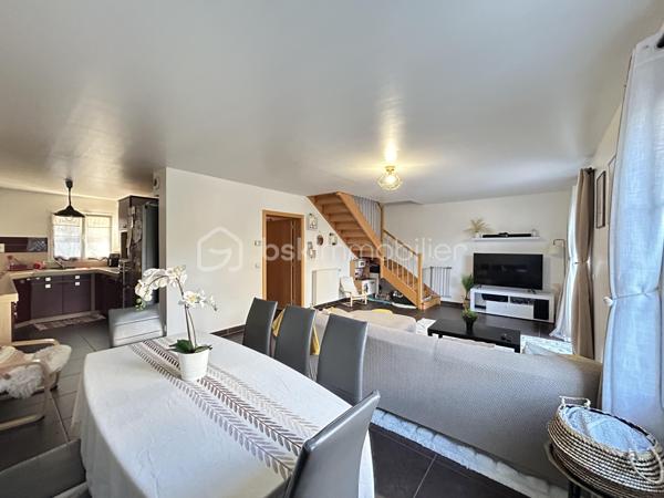 Maison familiale d'exception (2009) : 4 chambres dont suite parentale et mezzanine, jardin & garage – Limeil-Brévannes

Jérôme DREUMONT du réseau BSK Immobilier vous propose  (en exclusivité) ce bien coup de coeur 

Offrant un cadre de vie idéal pour une famille, découvrez cette belle maison mitoyenne d'un seul côté (côté garage), offrant 102 m² habitables (116 m² au sol). 
Située au calme dans une résidence privée, fermée et sécurisée, elle séduit par son agencement optimal, ses prestations soignées et sa proximité immédiate avec les écoles, transports et commerces.

🌿 Au rez-de-chaussée : Pièce de vie & Jardin
Entrée accueillante avec premier WC indépendant.

Double salon-séjour lumineux donnant sur le coin cuisine.

Accès direct à la terrasse ensoleillée et au jardin clos de plus de 100 m².

Accès intérieur au garage fermé de 15 m².

🛏️ Au 1er étage : L'espace nuit complet (4 pièces + commodités)
Une suite parentale (plus de 11 m²) avec sa salle d'eau privative attenante et placards intégrés (sur mesure).

2 autres chambres lumineuses.

Une 4e pièce polyvalente (anciennement 4e chambre, actuellement aménagée en bureau) avec placards sur mesure, équipée d'un escalier menant à une mezzanine privée de 16,50 m² au sol.

Une grande salle de bain familiale avec double vasque.

Un deuxième WC indépendant.

🚗 Extérieurs & Stationnement :
Jardin privatif sans vis-à-vis direct avec terrasse.

Garage fermé (15 m²) + 2 places de parking privatives devant la maison.

📍 Emplacement idéal pour la vie de famille :
Écoles : Maternelle et primaire Anatole France à 5 min à pied, collège à 7-8 min.

Transports : Bus 427 et 428 à proximité, accès rapide au Câble C1 (Câble A1)

Commerces : Petit Auchan à 650 m, Lidl à moins d'1 km.

🛠️ Diagnostics & Équipements irréprochables :
DPE : Classe C (Excellente isolation, dépenses estimées entre 1 280 € et 1 790 €/an).

Construction récente (2009) : Double vitrage, chauffage individuel au gaz.

Zéro anomalie : Installations électrique et gaz parfaitement conformes.

Assainissement conforme.

💡 L'avis du professionnel :
Une maison particulièrement fonctionnelle où tout le pôle nuit et travail se trouve réuni au 1er étage, complété par le volume coup de cœur de la mezzanine. Entre l'absence totale d'anomalies techniques et la classe DPE C, c'est un bien « clé en main ».

Soyez les premiers à la visiter!
