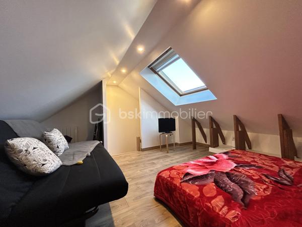 Maison familiale d'exception (2009) : 4 chambres dont suite parentale et mezzanine, jardin & garage – Limeil-Brévannes

Jérôme DREUMONT du réseau BSK Immobilier vous propose  (en exclusivité) ce bien coup de coeur 

Offrant un cadre de vie idéal pour une famille, découvrez cette belle maison mitoyenne d'un seul côté (côté garage), offrant 102 m² habitables (116 m² au sol). 
Située au calme dans une résidence privée, fermée et sécurisée, elle séduit par son agencement optimal, ses prestations soignées et sa proximité immédiate avec les écoles, transports et commerces.

🌿 Au rez-de-chaussée : Pièce de vie & Jardin
Entrée accueillante avec premier WC indépendant.

Double salon-séjour lumineux donnant sur le coin cuisine.

Accès direct à la terrasse ensoleillée et au jardin clos de plus de 100 m².

Accès intérieur au garage fermé de 15 m².

🛏️ Au 1er étage : L'espace nuit complet (4 pièces + commodités)
Une suite parentale (plus de 11 m²) avec sa salle d'eau privative attenante et placards intégrés (sur mesure).

2 autres chambres lumineuses.

Une 4e pièce polyvalente (anciennement 4e chambre, actuellement aménagée en bureau) avec placards sur mesure, équipée d'un escalier menant à une mezzanine privée de 16,50 m² au sol.

Une grande salle de bain familiale avec double vasque.

Un deuxième WC indépendant.

🚗 Extérieurs & Stationnement :
Jardin privatif sans vis-à-vis direct avec terrasse.

Garage fermé (15 m²) + 2 places de parking privatives devant la maison.

📍 Emplacement idéal pour la vie de famille :
Écoles : Maternelle et primaire Anatole France à 5 min à pied, collège à 7-8 min.

Transports : Bus 427 et 428 à proximité, accès rapide au Câble C1 (Câble A1)

Commerces : Petit Auchan à 650 m, Lidl à moins d'1 km.

🛠️ Diagnostics & Équipements irréprochables :
DPE : Classe C (Excellente isolation, dépenses estimées entre 1 280 € et 1 790 €/an).

Construction récente (2009) : Double vitrage, chauffage individuel au gaz.

Zéro anomalie : Installations électrique et gaz parfaitement conformes.

Assainissement conforme.

💡 L'avis du professionnel :
Une maison particulièrement fonctionnelle où tout le pôle nuit et travail se trouve réuni au 1er étage, complété par le volume coup de cœur de la mezzanine. Entre l'absence totale d'anomalies techniques et la classe DPE C, c'est un bien « clé en main ».

Soyez les premiers à la visiter!