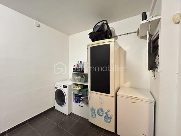 Maison familiale d'exception (2009) : 4 chambres dont suite parentale et mezzanine, jardin & garage – Limeil-Brévannes

Jérôme DREUMONT du réseau BSK Immobilier vous propose  (en exclusivité) ce bien coup de coeur 

Offrant un cadre de vie idéal pour une famille, découvrez cette belle maison mitoyenne d'un seul côté (côté garage), offrant 102 m² habitables (116 m² au sol). 
Située au calme dans une résidence privée, fermée et sécurisée, elle séduit par son agencement optimal, ses prestations soignées et sa proximité immédiate avec les écoles, transports et commerces.

🌿 Au rez-de-chaussée : Pièce de vie & Jardin
Entrée accueillante avec premier WC indépendant.

Double salon-séjour lumineux donnant sur le coin cuisine.

Accès direct à la terrasse ensoleillée et au jardin clos de plus de 100 m².

Accès intérieur au garage fermé de 15 m².

🛏️ Au 1er étage : L'espace nuit complet (4 pièces + commodités)
Une suite parentale (plus de 11 m²) avec sa salle d'eau privative attenante et placards intégrés (sur mesure).

2 autres chambres lumineuses.

Une 4e pièce polyvalente (anciennement 4e chambre, actuellement aménagée en bureau) avec placards sur mesure, équipée d'un escalier menant à une mezzanine privée de 16,50 m² au sol.

Une grande salle de bain familiale avec double vasque.

Un deuxième WC indépendant.

🚗 Extérieurs & Stationnement :
Jardin privatif sans vis-à-vis direct avec terrasse.

Garage fermé (15 m²) + 2 places de parking privatives devant la maison.

📍 Emplacement idéal pour la vie de famille :
Écoles : Maternelle et primaire Anatole France à 5 min à pied, collège à 7-8 min.

Transports : Bus 427 et 428 à proximité, accès rapide au Câble C1 (Câble A1)

Commerces : Petit Auchan à 650 m, Lidl à moins d'1 km.

🛠️ Diagnostics & Équipements irréprochables :
DPE : Classe C (Excellente isolation, dépenses estimées entre 1 280 € et 1 790 €/an).

Construction récente (2009) : Double vitrage, chauffage individuel au gaz.

Zéro anomalie : Installations électrique et gaz parfaitement conformes.

Assainissement conforme.

💡 L'avis du professionnel :
Une maison particulièrement fonctionnelle où tout le pôle nuit et travail se trouve réuni au 1er étage, complété par le volume coup de cœur de la mezzanine. Entre l'absence totale d'anomalies techniques et la classe DPE C, c'est un bien « clé en main ».

Soyez les premiers à la visiter!