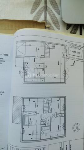 Maison familiale d'exception (2009) : 4 chambres dont suite parentale et mezzanine, jardin & garage – Limeil-Brévannes

Jérôme DREUMONT du réseau BSK Immobilier vous propose  (en exclusivité) ce bien coup de coeur 

Offrant un cadre de vie idéal pour une famille, découvrez cette belle maison mitoyenne d'un seul côté (côté garage), offrant 102 m² habitables (116 m² au sol). 
Située au calme dans une résidence privée, fermée et sécurisée, elle séduit par son agencement optimal, ses prestations soignées et sa proximité immédiate avec les écoles, transports et commerces.

🌿 Au rez-de-chaussée : Pièce de vie & Jardin
Entrée accueillante avec premier WC indépendant.

Double salon-séjour lumineux donnant sur le coin cuisine.

Accès direct à la terrasse ensoleillée et au jardin clos de plus de 100 m².

Accès intérieur au garage fermé de 15 m².

🛏️ Au 1er étage : L'espace nuit complet (4 pièces + commodités)
Une suite parentale (plus de 11 m²) avec sa salle d'eau privative attenante et placards intégrés (sur mesure).

2 autres chambres lumineuses.

Une 4e pièce polyvalente (anciennement 4e chambre, actuellement aménagée en bureau) avec placards sur mesure, équipée d'un escalier menant à une mezzanine privée de 16,50 m² au sol.

Une grande salle de bain familiale avec double vasque.

Un deuxième WC indépendant.

🚗 Extérieurs & Stationnement :
Jardin privatif sans vis-à-vis direct avec terrasse.

Garage fermé (15 m²) + 2 places de parking privatives devant la maison.

📍 Emplacement idéal pour la vie de famille :
Écoles : Maternelle et primaire Anatole France à 5 min à pied, collège à 7-8 min.

Transports : Bus 427 et 428 à proximité, accès rapide au Câble C1 (Câble A1)

Commerces : Petit Auchan à 650 m, Lidl à moins d'1 km.

🛠️ Diagnostics & Équipements irréprochables :
DPE : Classe C (Excellente isolation, dépenses estimées entre 1 280 € et 1 790 €/an).

Construction récente (2009) : Double vitrage, chauffage individuel au gaz.

Zéro anomalie : Installations électrique et gaz parfaitement conformes.

Assainissement conforme.

💡 L'avis du professionnel :
Une maison particulièrement fonctionnelle où tout le pôle nuit et travail se trouve réuni au 1er étage, complété par le volume coup de cœur de la mezzanine. Entre l'absence totale d'anomalies techniques et la classe DPE C, c'est un bien « clé en main ».

Soyez les premiers à la visiter!