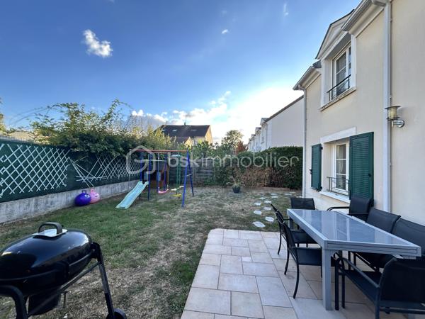 Maison familiale d'exception (2009) : 4 chambres dont suite parentale et mezzanine, jardin & garage – Limeil-Brévannes

Jérôme DREUMONT du réseau BSK Immobilier vous propose  (en exclusivité) ce bien coup de coeur 

Offrant un cadre de vie idéal pour une famille, découvrez cette belle maison mitoyenne d'un seul côté (côté garage), offrant 102 m² habitables (116 m² au sol). 
Située au calme dans une résidence privée, fermée et sécurisée, elle séduit par son agencement optimal, ses prestations soignées et sa proximité immédiate avec les écoles, transports et commerces.

🌿 Au rez-de-chaussée : Pièce de vie & Jardin
Entrée accueillante avec premier WC indépendant.

Double salon-séjour lumineux donnant sur le coin cuisine.

Accès direct à la terrasse ensoleillée et au jardin clos de plus de 100 m².

Accès intérieur au garage fermé de 15 m².

🛏️ Au 1er étage : L'espace nuit complet (4 pièces + commodités)
Une suite parentale (plus de 11 m²) avec sa salle d'eau privative attenante et placards intégrés (sur mesure).

2 autres chambres lumineuses.

Une 4e pièce polyvalente (anciennement 4e chambre, actuellement aménagée en bureau) avec placards sur mesure, équipée d'un escalier menant à une mezzanine privée de 16,50 m² au sol.

Une grande salle de bain familiale avec double vasque.

Un deuxième WC indépendant.

🚗 Extérieurs & Stationnement :
Jardin privatif sans vis-à-vis direct avec terrasse.

Garage fermé (15 m²) + 2 places de parking privatives devant la maison.

📍 Emplacement idéal pour la vie de famille :
Écoles : Maternelle et primaire Anatole France à 5 min à pied, collège à 7-8 min.

Transports : Bus 427 et 428 à proximité, accès rapide au Câble C1 (Câble A1)

Commerces : Petit Auchan à 650 m, Lidl à moins d'1 km.

🛠️ Diagnostics & Équipements irréprochables :
DPE : Classe C (Excellente isolation, dépenses estimées entre 1 280 € et 1 790 €/an).

Construction récente (2009) : Double vitrage, chauffage individuel au gaz.

Zéro anomalie : Installations électrique et gaz parfaitement conformes.

Assainissement conforme.

💡 L'avis du professionnel :
Une maison particulièrement fonctionnelle où tout le pôle nuit et travail se trouve réuni au 1er étage, complété par le volume coup de cœur de la mezzanine. Entre l'absence totale d'anomalies techniques et la classe DPE C, c'est un bien « clé en main ».

Soyez les premiers à la visiter!