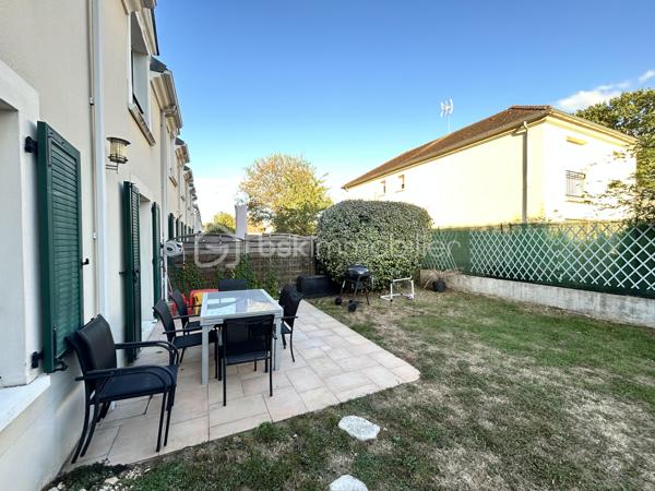 Maison familiale d'exception (2009) : 4 chambres dont suite parentale et mezzanine, jardin & garage – Limeil-Brévannes

Jérôme DREUMONT du réseau BSK Immobilier vous propose  (en exclusivité) ce bien coup de coeur 

Offrant un cadre de vie idéal pour une famille, découvrez cette belle maison mitoyenne d'un seul côté (côté garage), offrant 102 m² habitables (116 m² au sol). 
Située au calme dans une résidence privée, fermée et sécurisée, elle séduit par son agencement optimal, ses prestations soignées et sa proximité immédiate avec les écoles, transports et commerces.

🌿 Au rez-de-chaussée : Pièce de vie & Jardin
Entrée accueillante avec premier WC indépendant.

Double salon-séjour lumineux donnant sur le coin cuisine.

Accès direct à la terrasse ensoleillée et au jardin clos de plus de 100 m².

Accès intérieur au garage fermé de 15 m².

🛏️ Au 1er étage : L'espace nuit complet (4 pièces + commodités)
Une suite parentale (plus de 11 m²) avec sa salle d'eau privative attenante et placards intégrés (sur mesure).

2 autres chambres lumineuses.

Une 4e pièce polyvalente (anciennement 4e chambre, actuellement aménagée en bureau) avec placards sur mesure, équipée d'un escalier menant à une mezzanine privée de 16,50 m² au sol.

Une grande salle de bain familiale avec double vasque.

Un deuxième WC indépendant.

🚗 Extérieurs & Stationnement :
Jardin privatif sans vis-à-vis direct avec terrasse.

Garage fermé (15 m²) + 2 places de parking privatives devant la maison.

📍 Emplacement idéal pour la vie de famille :
Écoles : Maternelle et primaire Anatole France à 5 min à pied, collège à 7-8 min.

Transports : Bus 427 et 428 à proximité, accès rapide au Câble C1 (Câble A1)

Commerces : Petit Auchan à 650 m, Lidl à moins d'1 km.

🛠️ Diagnostics & Équipements irréprochables :
DPE : Classe C (Excellente isolation, dépenses estimées entre 1 280 € et 1 790 €/an).

Construction récente (2009) : Double vitrage, chauffage individuel au gaz.

Zéro anomalie : Installations électrique et gaz parfaitement conformes.

Assainissement conforme.

💡 L'avis du professionnel :
Une maison particulièrement fonctionnelle où tout le pôle nuit et travail se trouve réuni au 1er étage, complété par le volume coup de cœur de la mezzanine. Entre l'absence totale d'anomalies techniques et la classe DPE C, c'est un bien « clé en main ».

Soyez les premiers à la visiter!