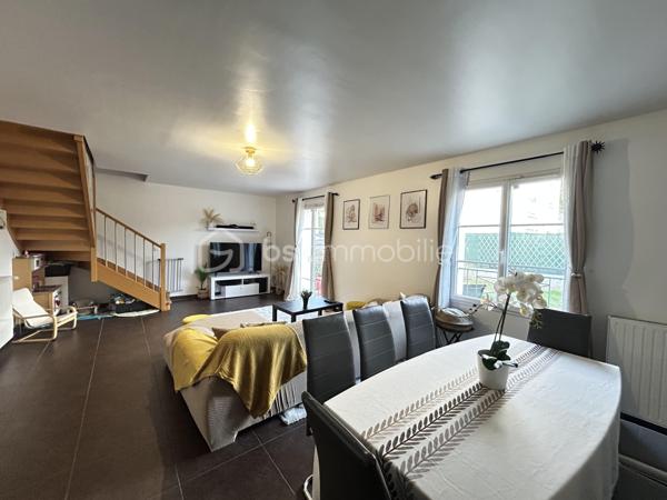 Maison familiale d'exception (2009) : 4 chambres dont suite parentale et mezzanine, jardin & garage – Limeil-Brévannes

Jérôme DREUMONT du réseau BSK Immobilier vous propose  (en exclusivité) ce bien coup de coeur 

Offrant un cadre de vie idéal pour une famille, découvrez cette belle maison mitoyenne d'un seul côté (côté garage), offrant 102 m² habitables (116 m² au sol). 
Située au calme dans une résidence privée, fermée et sécurisée, elle séduit par son agencement optimal, ses prestations soignées et sa proximité immédiate avec les écoles, transports et commerces.

🌿 Au rez-de-chaussée : Pièce de vie & Jardin
Entrée accueillante avec premier WC indépendant.

Double salon-séjour lumineux donnant sur le coin cuisine.

Accès direct à la terrasse ensoleillée et au jardin clos de plus de 100 m².

Accès intérieur au garage fermé de 15 m².

🛏️ Au 1er étage : L'espace nuit complet (4 pièces + commodités)
Une suite parentale (plus de 11 m²) avec sa salle d'eau privative attenante et placards intégrés (sur mesure).

2 autres chambres lumineuses.

Une 4e pièce polyvalente (anciennement 4e chambre, actuellement aménagée en bureau) avec placards sur mesure, équipée d'un escalier menant à une mezzanine privée de 16,50 m² au sol.

Une grande salle de bain familiale avec double vasque.

Un deuxième WC indépendant.

🚗 Extérieurs & Stationnement :
Jardin privatif sans vis-à-vis direct avec terrasse.

Garage fermé (15 m²) + 2 places de parking privatives devant la maison.

📍 Emplacement idéal pour la vie de famille :
Écoles : Maternelle et primaire Anatole France à 5 min à pied, collège à 7-8 min.

Transports : Bus 427 et 428 à proximité, accès rapide au Câble C1 (Câble A1)

Commerces : Petit Auchan à 650 m, Lidl à moins d'1 km.

🛠️ Diagnostics & Équipements irréprochables :
DPE : Classe C (Excellente isolation, dépenses estimées entre 1 280 € et 1 790 €/an).

Construction récente (2009) : Double vitrage, chauffage individuel au gaz.

Zéro anomalie : Installations électrique et gaz parfaitement conformes.

Assainissement conforme.

💡 L'avis du professionnel :
Une maison particulièrement fonctionnelle où tout le pôle nuit et travail se trouve réuni au 1er étage, complété par le volume coup de cœur de la mezzanine. Entre l'absence totale d'anomalies techniques et la classe DPE C, c'est un bien « clé en main ».

Soyez les premiers à la visiter!