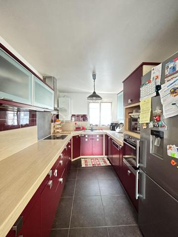 Maison familiale d'exception (2009) : 4 chambres dont suite parentale et mezzanine, jardin & garage – Limeil-Brévannes

Jérôme DREUMONT du réseau BSK Immobilier vous propose  (en exclusivité) ce bien coup de coeur 

Offrant un cadre de vie idéal pour une famille, découvrez cette belle maison mitoyenne d'un seul côté (côté garage), offrant 102 m² habitables (116 m² au sol). 
Située au calme dans une résidence privée, fermée et sécurisée, elle séduit par son agencement optimal, ses prestations soignées et sa proximité immédiate avec les écoles, transports et commerces.

🌿 Au rez-de-chaussée : Pièce de vie & Jardin
Entrée accueillante avec premier WC indépendant.

Double salon-séjour lumineux donnant sur le coin cuisine.

Accès direct à la terrasse ensoleillée et au jardin clos de plus de 100 m².

Accès intérieur au garage fermé de 15 m².

🛏️ Au 1er étage : L'espace nuit complet (4 pièces + commodités)
Une suite parentale (plus de 11 m²) avec sa salle d'eau privative attenante et placards intégrés (sur mesure).

2 autres chambres lumineuses.

Une 4e pièce polyvalente (anciennement 4e chambre, actuellement aménagée en bureau) avec placards sur mesure, équipée d'un escalier menant à une mezzanine privée de 16,50 m² au sol.

Une grande salle de bain familiale avec double vasque.

Un deuxième WC indépendant.

🚗 Extérieurs & Stationnement :
Jardin privatif sans vis-à-vis direct avec terrasse.

Garage fermé (15 m²) + 2 places de parking privatives devant la maison.

📍 Emplacement idéal pour la vie de famille :
Écoles : Maternelle et primaire Anatole France à 5 min à pied, collège à 7-8 min.

Transports : Bus 427 et 428 à proximité, accès rapide au Câble C1 (Câble A1)

Commerces : Petit Auchan à 650 m, Lidl à moins d'1 km.

🛠️ Diagnostics & Équipements irréprochables :
DPE : Classe C (Excellente isolation, dépenses estimées entre 1 280 € et 1 790 €/an).

Construction récente (2009) : Double vitrage, chauffage individuel au gaz.

Zéro anomalie : Installations électrique et gaz parfaitement conformes.

Assainissement conforme.

💡 L'avis du professionnel :
Une maison particulièrement fonctionnelle où tout le pôle nuit et travail se trouve réuni au 1er étage, complété par le volume coup de cœur de la mezzanine. Entre l'absence totale d'anomalies techniques et la classe DPE C, c'est un bien « clé en main ».

Soyez les premiers à la visiter!