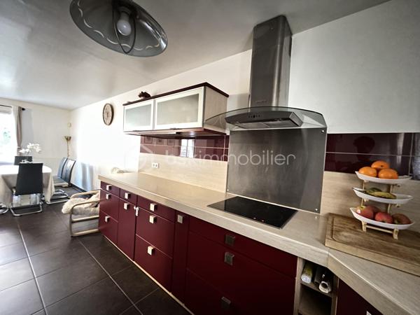 Maison familiale d'exception (2009) : 4 chambres dont suite parentale et mezzanine, jardin & garage – Limeil-Brévannes

Jérôme DREUMONT du réseau BSK Immobilier vous propose  (en exclusivité) ce bien coup de coeur 

Offrant un cadre de vie idéal pour une famille, découvrez cette belle maison mitoyenne d'un seul côté (côté garage), offrant 102 m² habitables (116 m² au sol). 
Située au calme dans une résidence privée, fermée et sécurisée, elle séduit par son agencement optimal, ses prestations soignées et sa proximité immédiate avec les écoles, transports et commerces.

🌿 Au rez-de-chaussée : Pièce de vie & Jardin
Entrée accueillante avec premier WC indépendant.

Double salon-séjour lumineux donnant sur le coin cuisine.

Accès direct à la terrasse ensoleillée et au jardin clos de plus de 100 m².

Accès intérieur au garage fermé de 15 m².

🛏️ Au 1er étage : L'espace nuit complet (4 pièces + commodités)
Une suite parentale (plus de 11 m²) avec sa salle d'eau privative attenante et placards intégrés (sur mesure).

2 autres chambres lumineuses.

Une 4e pièce polyvalente (anciennement 4e chambre, actuellement aménagée en bureau) avec placards sur mesure, équipée d'un escalier menant à une mezzanine privée de 16,50 m² au sol.

Une grande salle de bain familiale avec double vasque.

Un deuxième WC indépendant.

🚗 Extérieurs & Stationnement :
Jardin privatif sans vis-à-vis direct avec terrasse.

Garage fermé (15 m²) + 2 places de parking privatives devant la maison.

📍 Emplacement idéal pour la vie de famille :
Écoles : Maternelle et primaire Anatole France à 5 min à pied, collège à 7-8 min.

Transports : Bus 427 et 428 à proximité, accès rapide au Câble C1 (Câble A1)

Commerces : Petit Auchan à 650 m, Lidl à moins d'1 km.

🛠️ Diagnostics & Équipements irréprochables :
DPE : Classe C (Excellente isolation, dépenses estimées entre 1 280 € et 1 790 €/an).

Construction récente (2009) : Double vitrage, chauffage individuel au gaz.

Zéro anomalie : Installations électrique et gaz parfaitement conformes.

Assainissement conforme.

💡 L'avis du professionnel :
Une maison particulièrement fonctionnelle où tout le pôle nuit et travail se trouve réuni au 1er étage, complété par le volume coup de cœur de la mezzanine. Entre l'absence totale d'anomalies techniques et la classe DPE C, c'est un bien « clé en main ».

Soyez les premiers à la visiter!