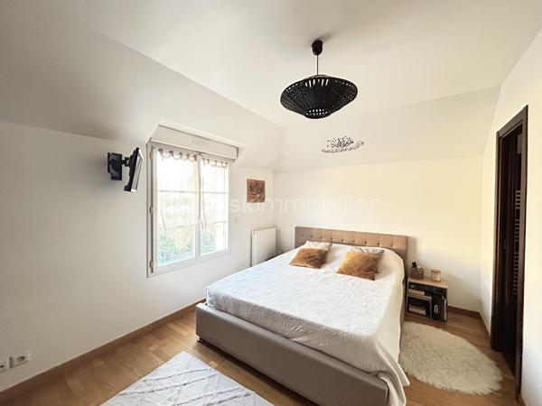 Maison familiale d'exception (2009) : 4 chambres dont suite parentale et mezzanine, jardin & garage – Limeil-Brévannes

Jérôme DREUMONT du réseau BSK Immobilier vous propose  (en exclusivité) ce bien coup de coeur 

Offrant un cadre de vie idéal pour une famille, découvrez cette belle maison mitoyenne d'un seul côté (côté garage), offrant 102 m² habitables (116 m² au sol). 
Située au calme dans une résidence privée, fermée et sécurisée, elle séduit par son agencement optimal, ses prestations soignées et sa proximité immédiate avec les écoles, transports et commerces.

🌿 Au rez-de-chaussée : Pièce de vie & Jardin
Entrée accueillante avec premier WC indépendant.

Double salon-séjour lumineux donnant sur le coin cuisine.

Accès direct à la terrasse ensoleillée et au jardin clos de plus de 100 m².

Accès intérieur au garage fermé de 15 m².

🛏️ Au 1er étage : L'espace nuit complet (4 pièces + commodités)
Une suite parentale (plus de 11 m²) avec sa salle d'eau privative attenante et placards intégrés (sur mesure).

2 autres chambres lumineuses.

Une 4e pièce polyvalente (anciennement 4e chambre, actuellement aménagée en bureau) avec placards sur mesure, équipée d'un escalier menant à une mezzanine privée de 16,50 m² au sol.

Une grande salle de bain familiale avec double vasque.

Un deuxième WC indépendant.

🚗 Extérieurs & Stationnement :
Jardin privatif sans vis-à-vis direct avec terrasse.

Garage fermé (15 m²) + 2 places de parking privatives devant la maison.

📍 Emplacement idéal pour la vie de famille :
Écoles : Maternelle et primaire Anatole France à 5 min à pied, collège à 7-8 min.

Transports : Bus 427 et 428 à proximité, accès rapide au Câble C1 (Câble A1)

Commerces : Petit Auchan à 650 m, Lidl à moins d'1 km.

🛠️ Diagnostics & Équipements irréprochables :
DPE : Classe C (Excellente isolation, dépenses estimées entre 1 280 € et 1 790 €/an).

Construction récente (2009) : Double vitrage, chauffage individuel au gaz.

Zéro anomalie : Installations électrique et gaz parfaitement conformes.

Assainissement conforme.

💡 L'avis du professionnel :
Une maison particulièrement fonctionnelle où tout le pôle nuit et travail se trouve réuni au 1er étage, complété par le volume coup de cœur de la mezzanine. Entre l'absence totale d'anomalies techniques et la classe DPE C, c'est un bien « clé en main ».

Soyez les premiers à la visiter!