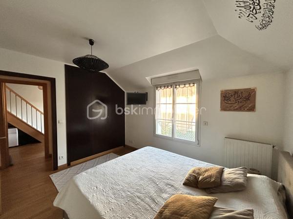 Maison familiale d'exception (2009) : 4 chambres dont suite parentale et mezzanine, jardin & garage – Limeil-Brévannes

Jérôme DREUMONT du réseau BSK Immobilier vous propose  (en exclusivité) ce bien coup de coeur 

Offrant un cadre de vie idéal pour une famille, découvrez cette belle maison mitoyenne d'un seul côté (côté garage), offrant 102 m² habitables (116 m² au sol). 
Située au calme dans une résidence privée, fermée et sécurisée, elle séduit par son agencement optimal, ses prestations soignées et sa proximité immédiate avec les écoles, transports et commerces.

🌿 Au rez-de-chaussée : Pièce de vie & Jardin
Entrée accueillante avec premier WC indépendant.

Double salon-séjour lumineux donnant sur le coin cuisine.

Accès direct à la terrasse ensoleillée et au jardin clos de plus de 100 m².

Accès intérieur au garage fermé de 15 m².

🛏️ Au 1er étage : L'espace nuit complet (4 pièces + commodités)
Une suite parentale (plus de 11 m²) avec sa salle d'eau privative attenante et placards intégrés (sur mesure).

2 autres chambres lumineuses.

Une 4e pièce polyvalente (anciennement 4e chambre, actuellement aménagée en bureau) avec placards sur mesure, équipée d'un escalier menant à une mezzanine privée de 16,50 m² au sol.

Une grande salle de bain familiale avec double vasque.

Un deuxième WC indépendant.

🚗 Extérieurs & Stationnement :
Jardin privatif sans vis-à-vis direct avec terrasse.

Garage fermé (15 m²) + 2 places de parking privatives devant la maison.

📍 Emplacement idéal pour la vie de famille :
Écoles : Maternelle et primaire Anatole France à 5 min à pied, collège à 7-8 min.

Transports : Bus 427 et 428 à proximité, accès rapide au Câble C1 (Câble A1)

Commerces : Petit Auchan à 650 m, Lidl à moins d'1 km.

🛠️ Diagnostics & Équipements irréprochables :
DPE : Classe C (Excellente isolation, dépenses estimées entre 1 280 € et 1 790 €/an).

Construction récente (2009) : Double vitrage, chauffage individuel au gaz.

Zéro anomalie : Installations électrique et gaz parfaitement conformes.

Assainissement conforme.

💡 L'avis du professionnel :
Une maison particulièrement fonctionnelle où tout le pôle nuit et travail se trouve réuni au 1er étage, complété par le volume coup de cœur de la mezzanine. Entre l'absence totale d'anomalies techniques et la classe DPE C, c'est un bien « clé en main ».

Soyez les premiers à la visiter!