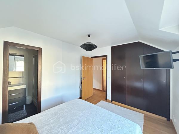 Maison familiale d'exception (2009) : 4 chambres dont suite parentale et mezzanine, jardin & garage – Limeil-Brévannes

Jérôme DREUMONT du réseau BSK Immobilier vous propose  (en exclusivité) ce bien coup de coeur 

Offrant un cadre de vie idéal pour une famille, découvrez cette belle maison mitoyenne d'un seul côté (côté garage), offrant 102 m² habitables (116 m² au sol). 
Située au calme dans une résidence privée, fermée et sécurisée, elle séduit par son agencement optimal, ses prestations soignées et sa proximité immédiate avec les écoles, transports et commerces.

🌿 Au rez-de-chaussée : Pièce de vie & Jardin
Entrée accueillante avec premier WC indépendant.

Double salon-séjour lumineux donnant sur le coin cuisine.

Accès direct à la terrasse ensoleillée et au jardin clos de plus de 100 m².

Accès intérieur au garage fermé de 15 m².

🛏️ Au 1er étage : L'espace nuit complet (4 pièces + commodités)
Une suite parentale (plus de 11 m²) avec sa salle d'eau privative attenante et placards intégrés (sur mesure).

2 autres chambres lumineuses.

Une 4e pièce polyvalente (anciennement 4e chambre, actuellement aménagée en bureau) avec placards sur mesure, équipée d'un escalier menant à une mezzanine privée de 16,50 m² au sol.

Une grande salle de bain familiale avec double vasque.

Un deuxième WC indépendant.

🚗 Extérieurs & Stationnement :
Jardin privatif sans vis-à-vis direct avec terrasse.

Garage fermé (15 m²) + 2 places de parking privatives devant la maison.

📍 Emplacement idéal pour la vie de famille :
Écoles : Maternelle et primaire Anatole France à 5 min à pied, collège à 7-8 min.

Transports : Bus 427 et 428 à proximité, accès rapide au Câble C1 (Câble A1)

Commerces : Petit Auchan à 650 m, Lidl à moins d'1 km.

🛠️ Diagnostics & Équipements irréprochables :
DPE : Classe C (Excellente isolation, dépenses estimées entre 1 280 € et 1 790 €/an).

Construction récente (2009) : Double vitrage, chauffage individuel au gaz.

Zéro anomalie : Installations électrique et gaz parfaitement conformes.

Assainissement conforme.

💡 L'avis du professionnel :
Une maison particulièrement fonctionnelle où tout le pôle nuit et travail se trouve réuni au 1er étage, complété par le volume coup de cœur de la mezzanine. Entre l'absence totale d'anomalies techniques et la classe DPE C, c'est un bien « clé en main ».

Soyez les premiers à la visiter!