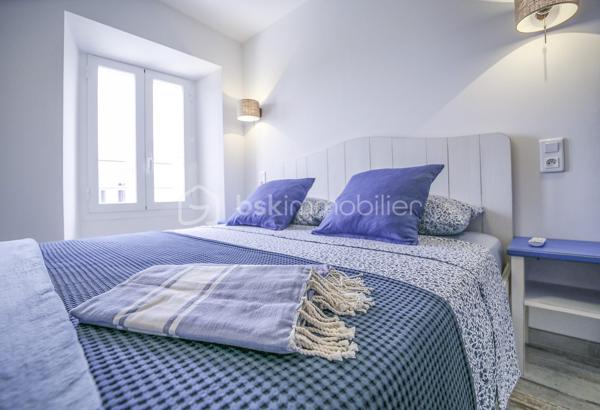Découvrez ce ravissant appartement de 41 m², idéalement situé au 2e étage d'un immeuble, offrant un cadre de vie citadin à proximité immédiate des commodités et restaurants.

Cet appartement de type T1 se distingue par sa lumière naturelle et son espace judicieusement agencé comprenant un séjour convivial aux finitions soignées. Bien entretenu, l'intérieur reflète un style contemporain fonctionnel, sans travaux nécessaires.
Celui ci a une chambre et un salon sejour avec 2 salles de bains avec wc.

Ne manquez pas cette rare opportunité de vivre au centre-ville et profitez d'un quotidien animé et pratique. Contactez Christelle Pottier pour plus d'informations.