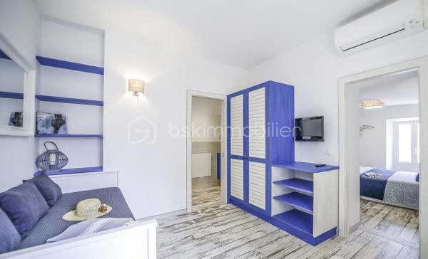 Découvrez ce ravissant appartement de 41 m², idéalement situé au 2e étage d'un immeuble, offrant un cadre de vie citadin à proximité immédiate des commodités et restaurants.

Cet appartement de type T1 se distingue par sa lumière naturelle et son espace judicieusement agencé comprenant un séjour convivial aux finitions soignées. Bien entretenu, l'intérieur reflète un style contemporain fonctionnel, sans travaux nécessaires.
Celui ci a une chambre et un salon sejour avec 2 salles de bains avec wc.

Ne manquez pas cette rare opportunité de vivre au centre-ville et profitez d'un quotidien animé et pratique. Contactez Christelle Pottier pour plus d'informations.