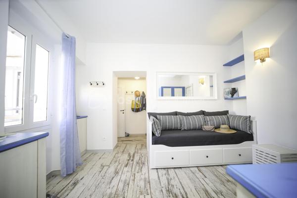 Découvrez ce ravissant appartement de 41 m², idéalement situé au 2e étage d'un immeuble, offrant un cadre de vie citadin à proximité immédiate des commodités et restaurants.

Cet appartement de type T1 se distingue par sa lumière naturelle et son espace judicieusement agencé comprenant un séjour convivial aux finitions soignées. Bien entretenu, l'intérieur reflète un style contemporain fonctionnel, sans travaux nécessaires.
Celui ci a une chambre et un salon sejour avec 2 salles de bains avec wc.

Ne manquez pas cette rare opportunité de vivre au centre-ville et profitez d'un quotidien animé et pratique. Contactez Christelle Pottier pour plus d'informations.