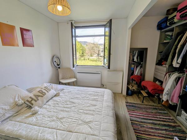 Villa de plain pied sur terrain 1500m² constructible, et dependances