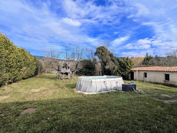 Villa de plain pied sur terrain 1500m² constructible, et dependances