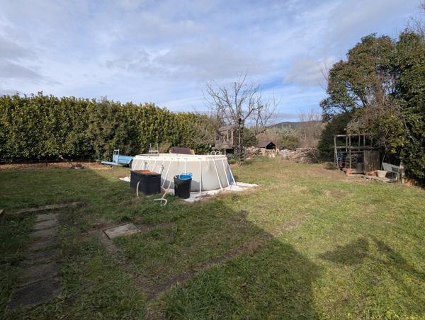 Villa de plain pied sur terrain 1500m² constructible, et dependances