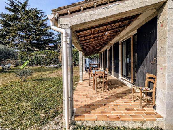 Villa de plain pied sur terrain 1500m² constructible, et dependances