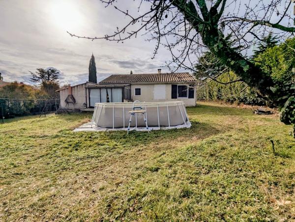 Villa de plain pied sur terrain 1500m² constructible, et dependances