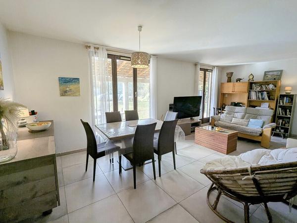 Villa de plain pied sur terrain 1500m² constructible, et dependances