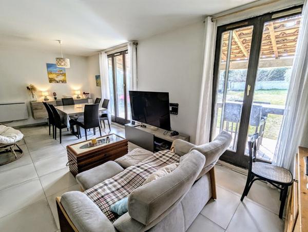 Villa de plain pied sur terrain 1500m² constructible, et dependances