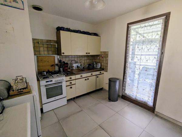 Villa de plain pied sur terrain 1500m² constructible, et dependances