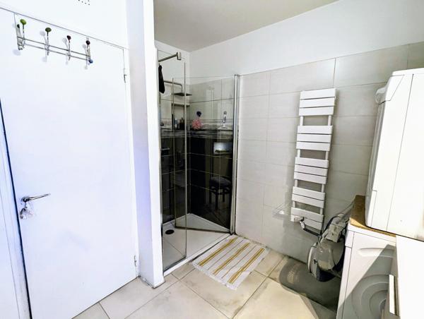 Villa de plain pied sur terrain 1500m² constructible, et dependances