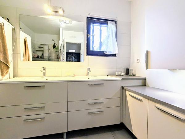 Villa de plain pied sur terrain 1500m² constructible, et dependances