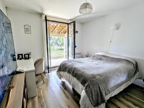 Villa de plain pied sur terrain 1500m² constructible, et dependances