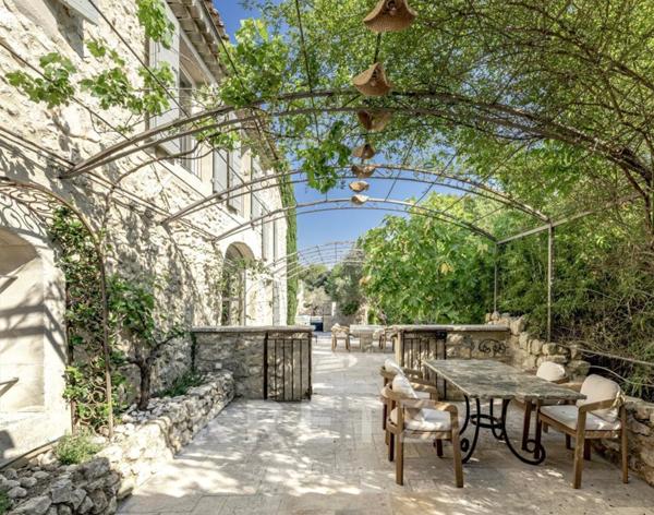 EXCLUSIVITÉ – PROCHE SAINT-REMY-DE-PROVENCE – MAS DU XVIIIe SIÈCLE _ 350 m2 _ 6 chambres