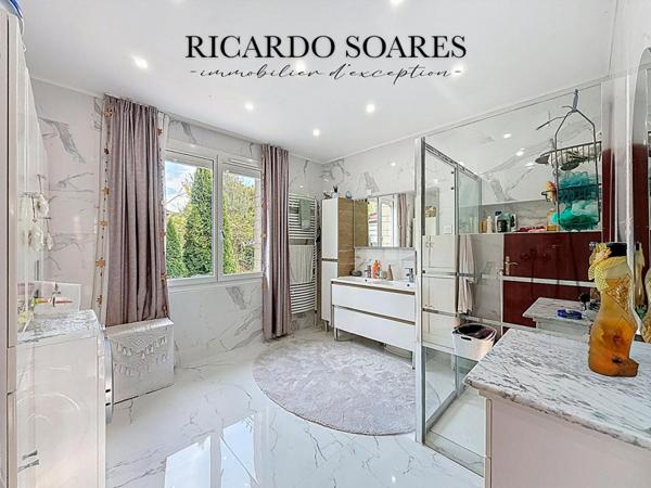 60870 RIEUX - MAISON FAMILIALE 203 m² AU SOL / SOUS-SOL TOTAL 90 m² / 5 CHAMBRES + 1 BUREAU / VERANDA / TERRAIN 730 m²