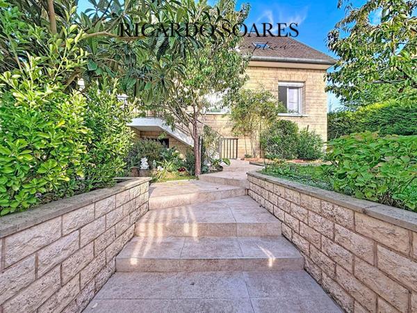 60870 RIEUX - MAISON FAMILIALE 203 m² AU SOL / SOUS-SOL TOTAL 90 m² / 5 CHAMBRES + 1 BUREAU / VERANDA / TERRAIN 730 m²