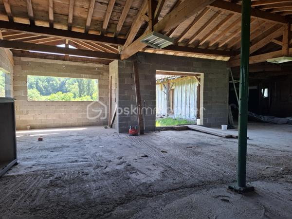 Située sur la commune de Pessac-sur-Dordogne, cette maison à terminer offre un beau potentiel d'aménagement dans un environnement calme et verdoyant.

Le bien développe actuellement une surface d'environ 160 m² sur un terrain de 2345 m², offrant de belles possibilités d'aménagement extérieur.
Le bien dispose également de deux chemins d'accès, un atout pratique et fonctionnel.

La maison se compose d'une structure mixte, alliant ossature bois et parpaing, permettant à la fois confort et solidité. Les plans actuels prévoient la possibilité d'aménager jusqu'à 4 chambres, idéales pour une résidence principale familiale ou un projet secondaire.

Les propriétaires avaient demandé un permis de construire, accepté en 2023, autorisant un agrandissement de 60 m², portant la surface totale potentielle à environ 220 m². Des plans réalisés par un architecte sont disponibles et seront mis à disposition des acquéreurs.

Vous serez séduit par la vue dégagée et exceptionnelle sur la campagne environnante. De grandes ouvertures modernes, notamment des baies vitrées, permettent de profiter pleinement de ce panorama, apportant luminosité et sensation d'espace à l'ensemble.

Localisation idéale :
À mi-chemin entre Castillon-la-Bataille et Sainte-Foy-la-Grande
À seulement 35 minutes de Libourne

La commune dispose de commerces de proximité et services essentiels : restaurant, supérette, bureau de tabac, point poste, ainsi qu'une école élémentaire.

Des prises de vue vidéo sont disponibles sur demande, pour vous permettre de découvrir plus en détail ce bien et son environnement.

Un bien rare pour les amateurs de projets, alliant potentiel, environnement privilégié et cadre de vie agréable. À découvrir sans tarder !