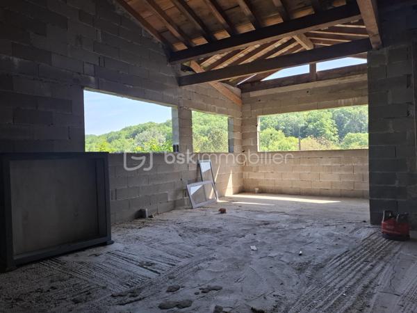 Située sur la commune de Pessac-sur-Dordogne, cette maison à terminer offre un beau potentiel d'aménagement dans un environnement calme et verdoyant.

Le bien développe actuellement une surface d'environ 160 m² sur un terrain de 2345 m², offrant de belles possibilités d'aménagement extérieur.
Le bien dispose également de deux chemins d'accès, un atout pratique et fonctionnel.

La maison se compose d'une structure mixte, alliant ossature bois et parpaing, permettant à la fois confort et solidité. Les plans actuels prévoient la possibilité d'aménager jusqu'à 4 chambres, idéales pour une résidence principale familiale ou un projet secondaire.

Les propriétaires avaient demandé un permis de construire, accepté en 2023, autorisant un agrandissement de 60 m², portant la surface totale potentielle à environ 220 m². Des plans réalisés par un architecte sont disponibles et seront mis à disposition des acquéreurs.

Vous serez séduit par la vue dégagée et exceptionnelle sur la campagne environnante. De grandes ouvertures modernes, notamment des baies vitrées, permettent de profiter pleinement de ce panorama, apportant luminosité et sensation d'espace à l'ensemble.

Localisation idéale :
À mi-chemin entre Castillon-la-Bataille et Sainte-Foy-la-Grande
À seulement 35 minutes de Libourne

La commune dispose de commerces de proximité et services essentiels : restaurant, supérette, bureau de tabac, point poste, ainsi qu'une école élémentaire.

Des prises de vue vidéo sont disponibles sur demande, pour vous permettre de découvrir plus en détail ce bien et son environnement.

Un bien rare pour les amateurs de projets, alliant potentiel, environnement privilégié et cadre de vie agréable. À découvrir sans tarder !
