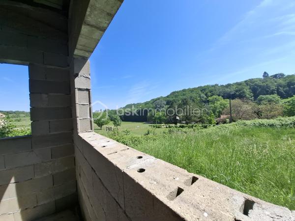 Située sur la commune de Pessac-sur-Dordogne, cette maison à terminer offre un beau potentiel d'aménagement dans un environnement calme et verdoyant.

Le bien développe actuellement une surface d'environ 160 m² sur un terrain de 2345 m², offrant de belles possibilités d'aménagement extérieur.
Le bien dispose également de deux chemins d'accès, un atout pratique et fonctionnel.

La maison se compose d'une structure mixte, alliant ossature bois et parpaing, permettant à la fois confort et solidité. Les plans actuels prévoient la possibilité d'aménager jusqu'à 4 chambres, idéales pour une résidence principale familiale ou un projet secondaire.

Les propriétaires avaient demandé un permis de construire, accepté en 2023, autorisant un agrandissement de 60 m², portant la surface totale potentielle à environ 220 m². Des plans réalisés par un architecte sont disponibles et seront mis à disposition des acquéreurs.

Vous serez séduit par la vue dégagée et exceptionnelle sur la campagne environnante. De grandes ouvertures modernes, notamment des baies vitrées, permettent de profiter pleinement de ce panorama, apportant luminosité et sensation d'espace à l'ensemble.

Localisation idéale :
À mi-chemin entre Castillon-la-Bataille et Sainte-Foy-la-Grande
À seulement 35 minutes de Libourne

La commune dispose de commerces de proximité et services essentiels : restaurant, supérette, bureau de tabac, point poste, ainsi qu'une école élémentaire.

Des prises de vue vidéo sont disponibles sur demande, pour vous permettre de découvrir plus en détail ce bien et son environnement.

Un bien rare pour les amateurs de projets, alliant potentiel, environnement privilégié et cadre de vie agréable. À découvrir sans tarder !