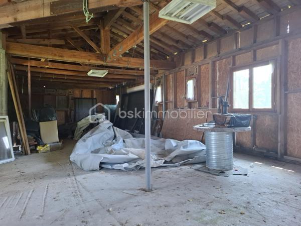Située sur la commune de Pessac-sur-Dordogne, cette maison à terminer offre un beau potentiel d'aménagement dans un environnement calme et verdoyant.

Le bien développe actuellement une surface d'environ 160 m² sur un terrain de 2345 m², offrant de belles possibilités d'aménagement extérieur.
Le bien dispose également de deux chemins d'accès, un atout pratique et fonctionnel.

La maison se compose d'une structure mixte, alliant ossature bois et parpaing, permettant à la fois confort et solidité. Les plans actuels prévoient la possibilité d'aménager jusqu'à 4 chambres, idéales pour une résidence principale familiale ou un projet secondaire.

Les propriétaires avaient demandé un permis de construire, accepté en 2023, autorisant un agrandissement de 60 m², portant la surface totale potentielle à environ 220 m². Des plans réalisés par un architecte sont disponibles et seront mis à disposition des acquéreurs.

Vous serez séduit par la vue dégagée et exceptionnelle sur la campagne environnante. De grandes ouvertures modernes, notamment des baies vitrées, permettent de profiter pleinement de ce panorama, apportant luminosité et sensation d'espace à l'ensemble.

Localisation idéale :
À mi-chemin entre Castillon-la-Bataille et Sainte-Foy-la-Grande
À seulement 35 minutes de Libourne

La commune dispose de commerces de proximité et services essentiels : restaurant, supérette, bureau de tabac, point poste, ainsi qu'une école élémentaire.

Des prises de vue vidéo sont disponibles sur demande, pour vous permettre de découvrir plus en détail ce bien et son environnement.

Un bien rare pour les amateurs de projets, alliant potentiel, environnement privilégié et cadre de vie agréable. À découvrir sans tarder !