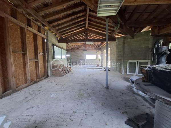 Située sur la commune de Pessac-sur-Dordogne, cette maison à terminer offre un beau potentiel d'aménagement dans un environnement calme et verdoyant.

Le bien développe actuellement une surface d'environ 160 m² sur un terrain de 2345 m², offrant de belles possibilités d'aménagement extérieur.
Le bien dispose également de deux chemins d'accès, un atout pratique et fonctionnel.

La maison se compose d'une structure mixte, alliant ossature bois et parpaing, permettant à la fois confort et solidité. Les plans actuels prévoient la possibilité d'aménager jusqu'à 4 chambres, idéales pour une résidence principale familiale ou un projet secondaire.

Les propriétaires avaient demandé un permis de construire, accepté en 2023, autorisant un agrandissement de 60 m², portant la surface totale potentielle à environ 220 m². Des plans réalisés par un architecte sont disponibles et seront mis à disposition des acquéreurs.

Vous serez séduit par la vue dégagée et exceptionnelle sur la campagne environnante. De grandes ouvertures modernes, notamment des baies vitrées, permettent de profiter pleinement de ce panorama, apportant luminosité et sensation d'espace à l'ensemble.

Localisation idéale :
À mi-chemin entre Castillon-la-Bataille et Sainte-Foy-la-Grande
À seulement 35 minutes de Libourne

La commune dispose de commerces de proximité et services essentiels : restaurant, supérette, bureau de tabac, point poste, ainsi qu'une école élémentaire.

Des prises de vue vidéo sont disponibles sur demande, pour vous permettre de découvrir plus en détail ce bien et son environnement.

Un bien rare pour les amateurs de projets, alliant potentiel, environnement privilégié et cadre de vie agréable. À découvrir sans tarder !