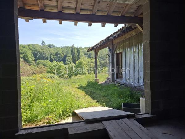 Située sur la commune de Pessac-sur-Dordogne, cette maison à terminer offre un beau potentiel d'aménagement dans un environnement calme et verdoyant.

Le bien développe actuellement une surface d'environ 160 m² sur un terrain de 2345 m², offrant de belles possibilités d'aménagement extérieur.
Le bien dispose également de deux chemins d'accès, un atout pratique et fonctionnel.

La maison se compose d'une structure mixte, alliant ossature bois et parpaing, permettant à la fois confort et solidité. Les plans actuels prévoient la possibilité d'aménager jusqu'à 4 chambres, idéales pour une résidence principale familiale ou un projet secondaire.

Les propriétaires avaient demandé un permis de construire, accepté en 2023, autorisant un agrandissement de 60 m², portant la surface totale potentielle à environ 220 m². Des plans réalisés par un architecte sont disponibles et seront mis à disposition des acquéreurs.

Vous serez séduit par la vue dégagée et exceptionnelle sur la campagne environnante. De grandes ouvertures modernes, notamment des baies vitrées, permettent de profiter pleinement de ce panorama, apportant luminosité et sensation d'espace à l'ensemble.

Localisation idéale :
À mi-chemin entre Castillon-la-Bataille et Sainte-Foy-la-Grande
À seulement 35 minutes de Libourne

La commune dispose de commerces de proximité et services essentiels : restaurant, supérette, bureau de tabac, point poste, ainsi qu'une école élémentaire.

Des prises de vue vidéo sont disponibles sur demande, pour vous permettre de découvrir plus en détail ce bien et son environnement.

Un bien rare pour les amateurs de projets, alliant potentiel, environnement privilégié et cadre de vie agréable. À découvrir sans tarder !