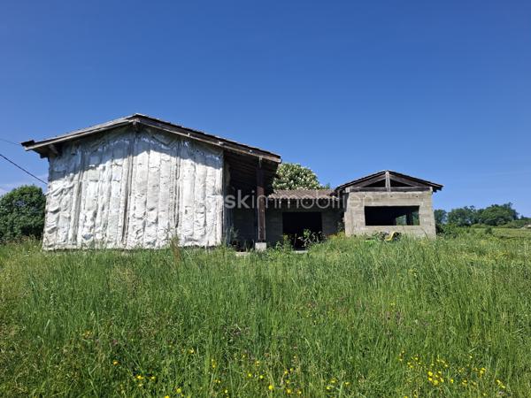 Située sur la commune de Pessac-sur-Dordogne, cette maison à terminer offre un beau potentiel d'aménagement dans un environnement calme et verdoyant.

Le bien développe actuellement une surface d'environ 160 m² sur un terrain de 2345 m², offrant de belles possibilités d'aménagement extérieur.
Le bien dispose également de deux chemins d'accès, un atout pratique et fonctionnel.

La maison se compose d'une structure mixte, alliant ossature bois et parpaing, permettant à la fois confort et solidité. Les plans actuels prévoient la possibilité d'aménager jusqu'à 4 chambres, idéales pour une résidence principale familiale ou un projet secondaire.

Les propriétaires avaient demandé un permis de construire, accepté en 2023, autorisant un agrandissement de 60 m², portant la surface totale potentielle à environ 220 m². Des plans réalisés par un architecte sont disponibles et seront mis à disposition des acquéreurs.

Vous serez séduit par la vue dégagée et exceptionnelle sur la campagne environnante. De grandes ouvertures modernes, notamment des baies vitrées, permettent de profiter pleinement de ce panorama, apportant luminosité et sensation d'espace à l'ensemble.

Localisation idéale :
À mi-chemin entre Castillon-la-Bataille et Sainte-Foy-la-Grande
À seulement 35 minutes de Libourne

La commune dispose de commerces de proximité et services essentiels : restaurant, supérette, bureau de tabac, point poste, ainsi qu'une école élémentaire.

Des prises de vue vidéo sont disponibles sur demande, pour vous permettre de découvrir plus en détail ce bien et son environnement.

Un bien rare pour les amateurs de projets, alliant potentiel, environnement privilégié et cadre de vie agréable. À découvrir sans tarder !