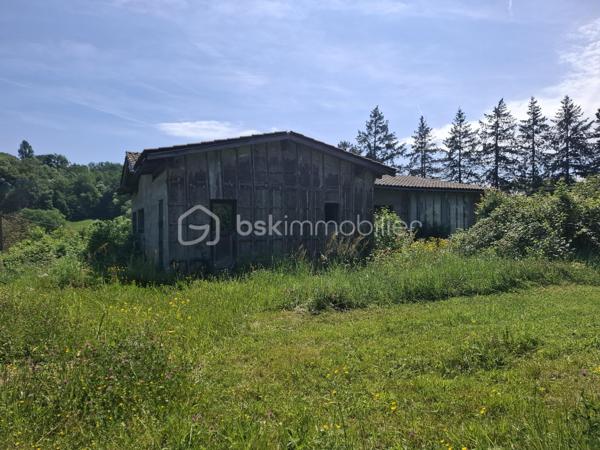Située sur la commune de Pessac-sur-Dordogne, cette maison à terminer offre un beau potentiel d'aménagement dans un environnement calme et verdoyant.

Le bien développe actuellement une surface d'environ 160 m² sur un terrain de 2345 m², offrant de belles possibilités d'aménagement extérieur.
Le bien dispose également de deux chemins d'accès, un atout pratique et fonctionnel.

La maison se compose d'une structure mixte, alliant ossature bois et parpaing, permettant à la fois confort et solidité. Les plans actuels prévoient la possibilité d'aménager jusqu'à 4 chambres, idéales pour une résidence principale familiale ou un projet secondaire.

Les propriétaires avaient demandé un permis de construire, accepté en 2023, autorisant un agrandissement de 60 m², portant la surface totale potentielle à environ 220 m². Des plans réalisés par un architecte sont disponibles et seront mis à disposition des acquéreurs.

Vous serez séduit par la vue dégagée et exceptionnelle sur la campagne environnante. De grandes ouvertures modernes, notamment des baies vitrées, permettent de profiter pleinement de ce panorama, apportant luminosité et sensation d'espace à l'ensemble.

Localisation idéale :
À mi-chemin entre Castillon-la-Bataille et Sainte-Foy-la-Grande
À seulement 35 minutes de Libourne

La commune dispose de commerces de proximité et services essentiels : restaurant, supérette, bureau de tabac, point poste, ainsi qu'une école élémentaire.

Des prises de vue vidéo sont disponibles sur demande, pour vous permettre de découvrir plus en détail ce bien et son environnement.

Un bien rare pour les amateurs de projets, alliant potentiel, environnement privilégié et cadre de vie agréable. À découvrir sans tarder !