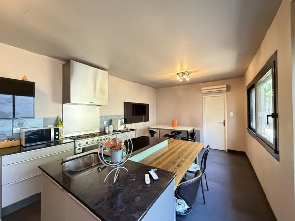 Maison 8 pièce(s) 5 chambre(s) 323 m²