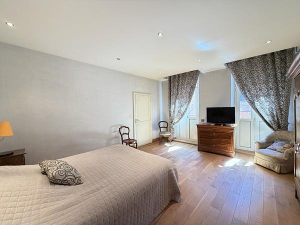 Maison 8 pièce(s) 5 chambre(s) 323 m²
