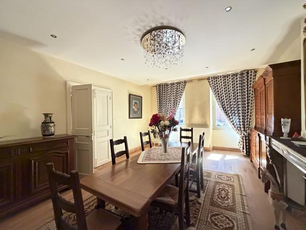 Maison 8 pièce(s) 5 chambre(s) 323 m²