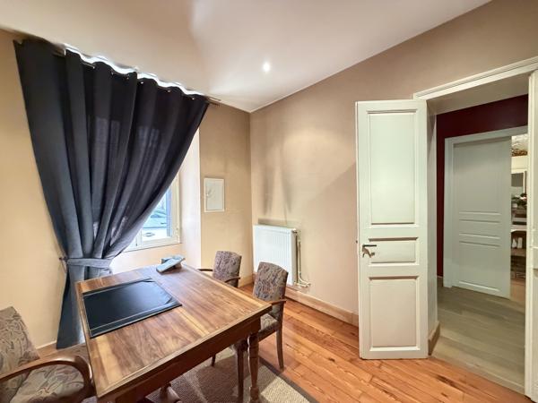 Maison 8 pièce(s) 5 chambre(s) 323 m²