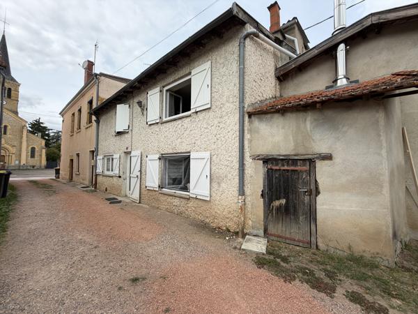 NOAILLY: MAISON DE VILLAGE AVEC GARAGE ET TERRASSE DANS IMPASSE PRIVÉE