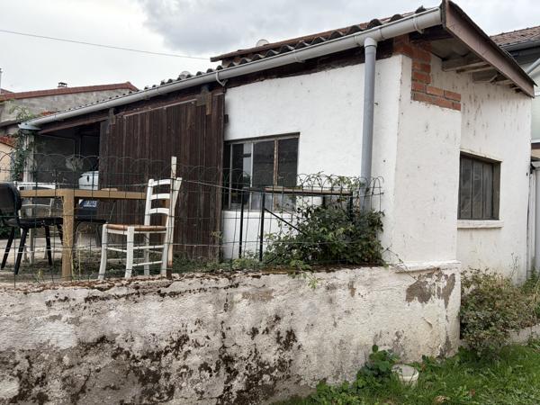 NOAILLY: MAISON DE VILLAGE AVEC GARAGE ET TERRASSE DANS IMPASSE PRIVÉE