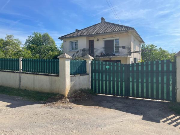 Maison sur sous-sol avec terrain clos d'environ 1 200 m²
