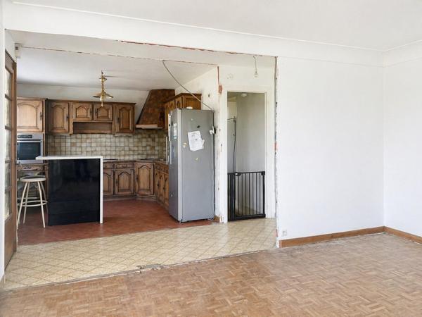 Maison sur sous-sol avec terrain clos d'environ 1 200 m²