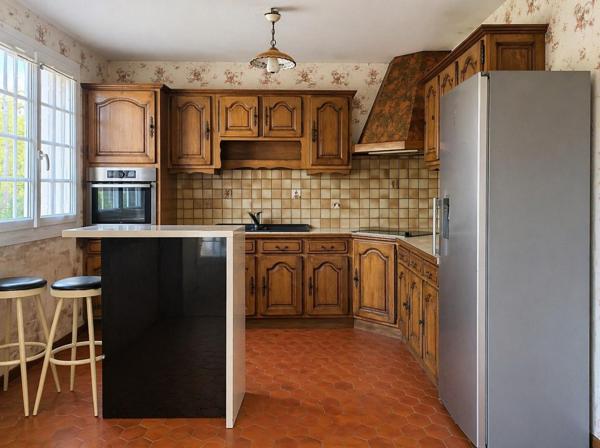 Maison sur sous-sol avec terrain clos d'environ 1 200 m²