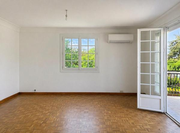 Maison sur sous-sol avec terrain clos d'environ 1 200 m²