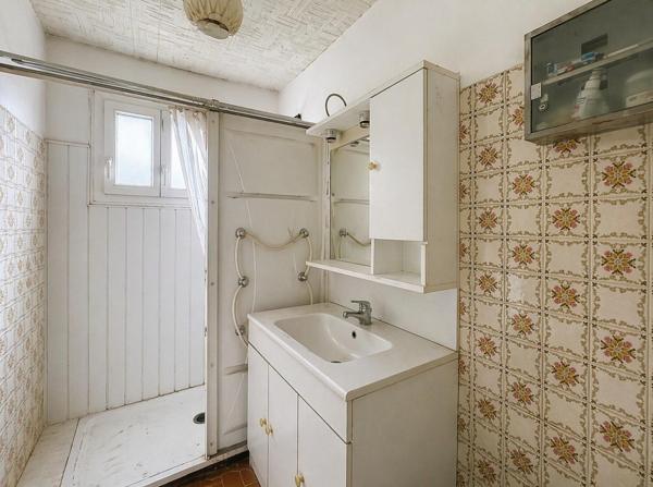 Maison sur sous-sol avec terrain clos d'environ 1 200 m²